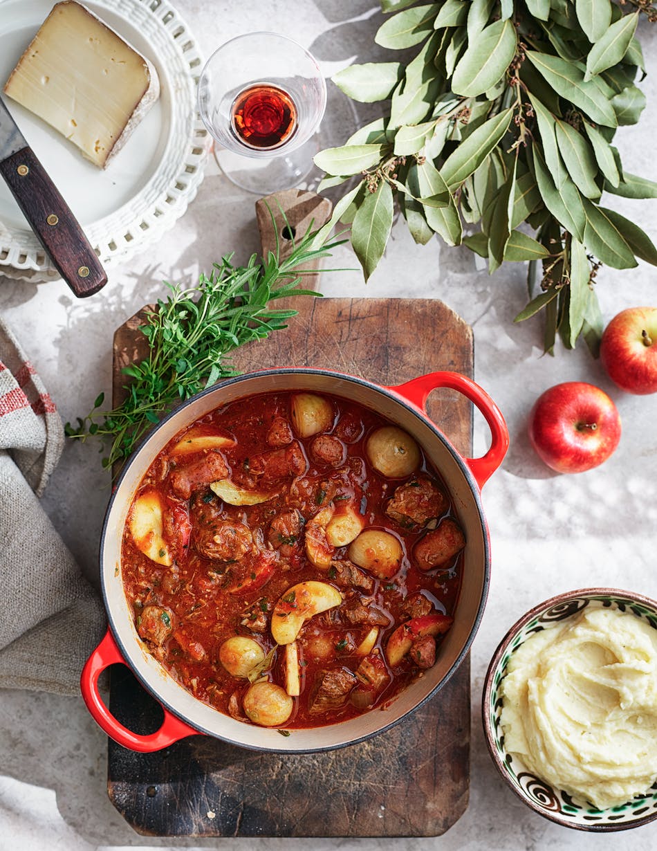 screenshot 2023 09 27 at 13 02 35 Krydret gryterett med kjøtt, lammepølse, eple og potetmoś